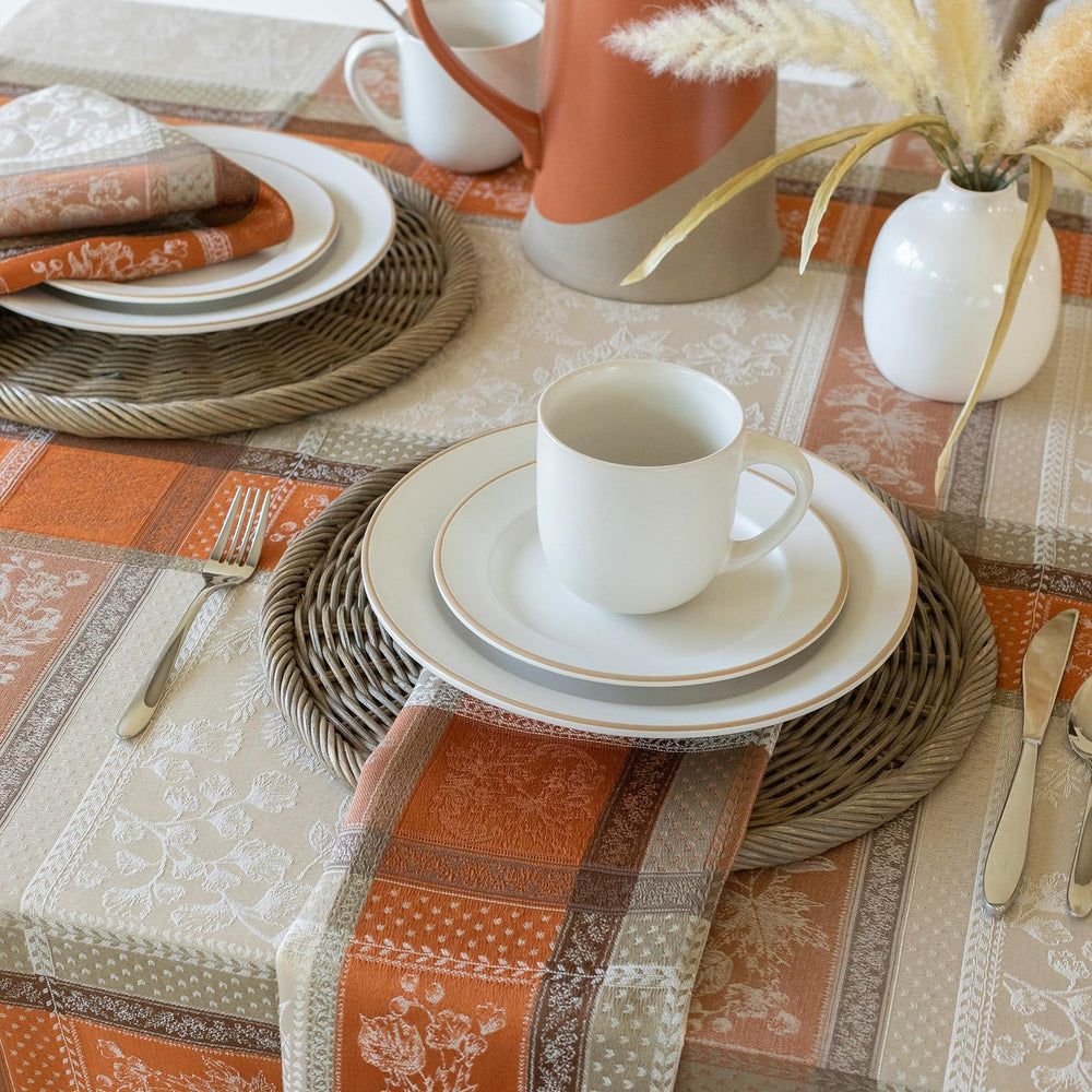 Benson Mills nappe installée sur table crée décor chaleureux pour dîner