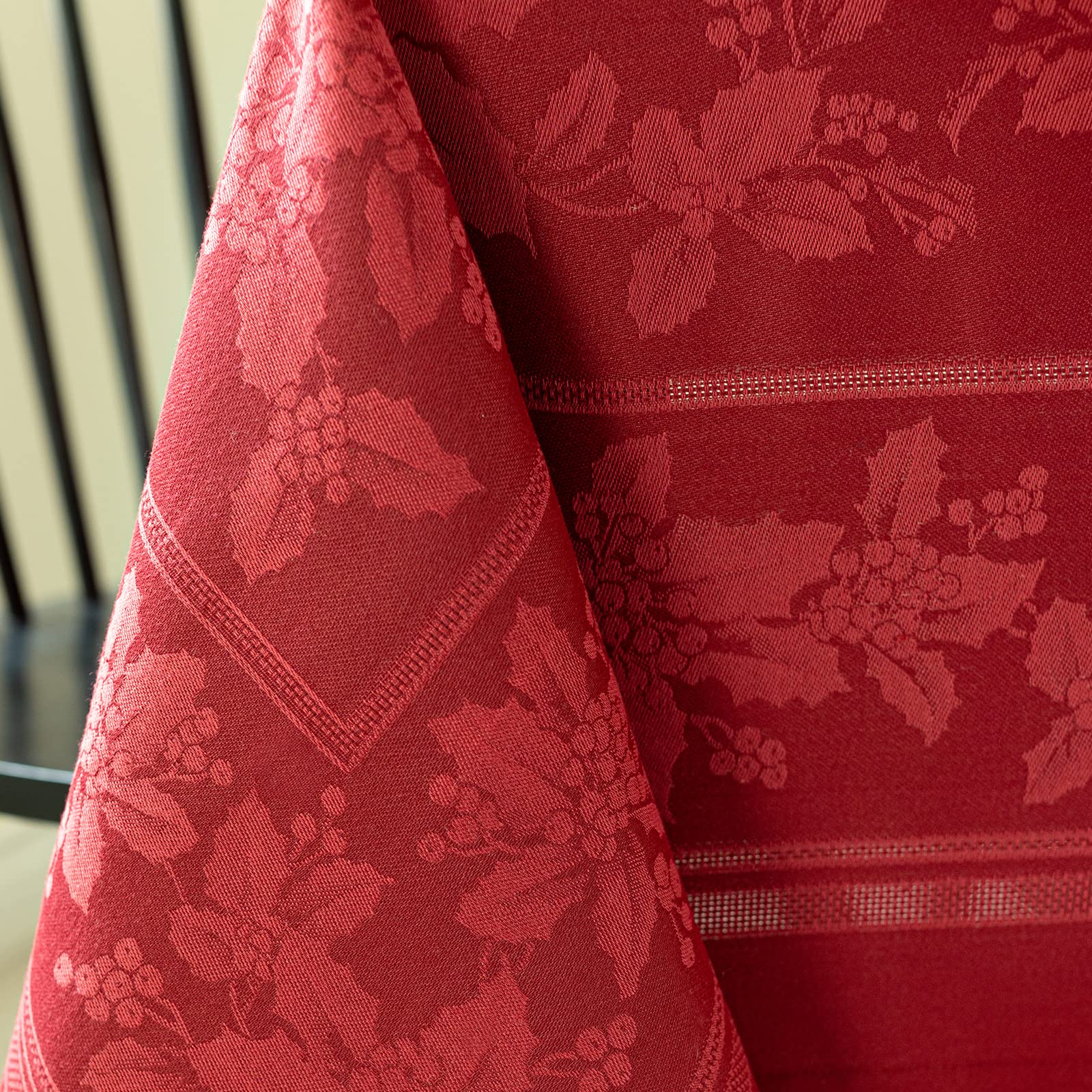 Benson Mills motif houx et baies détaillé pour une table festive raffinée