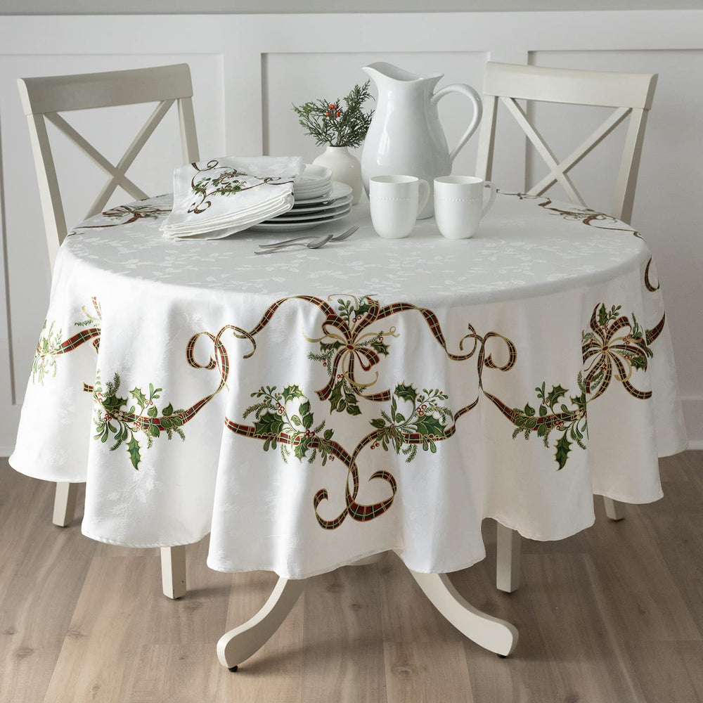 Benson Mills nappe vue de face montrant motif houx, apporte élégance festive