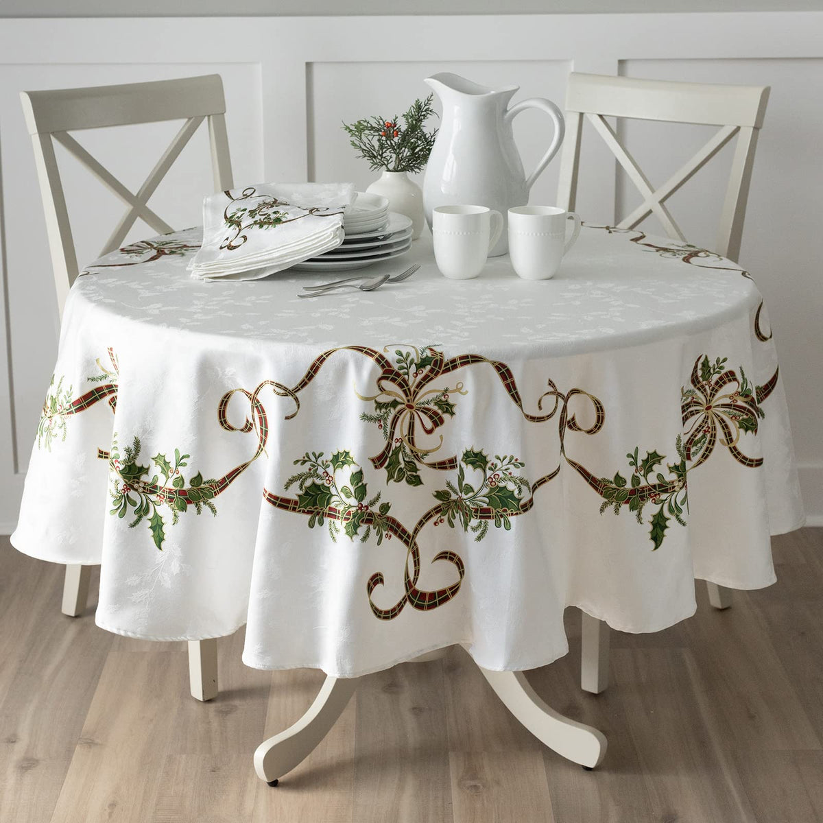 Benson Mills nappe vue de face montrant motif houx, apporte élégance festive