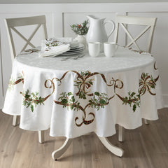 Benson Mills nappe vue de face montrant motif houx, apporte élégance festive