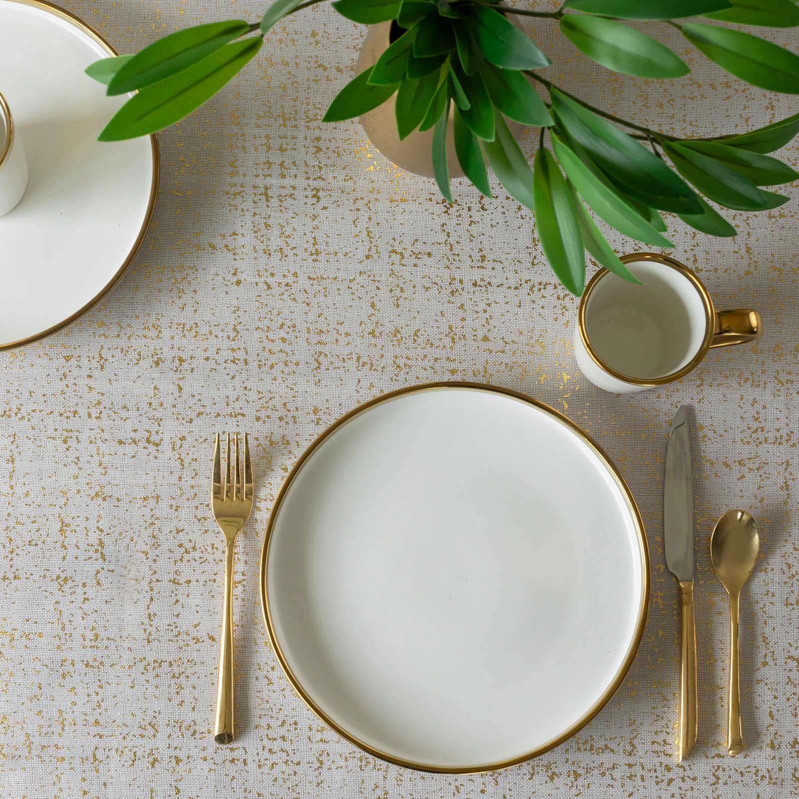 Benson Mills nappe utilisée sur une table dressée pour une fête raffinée