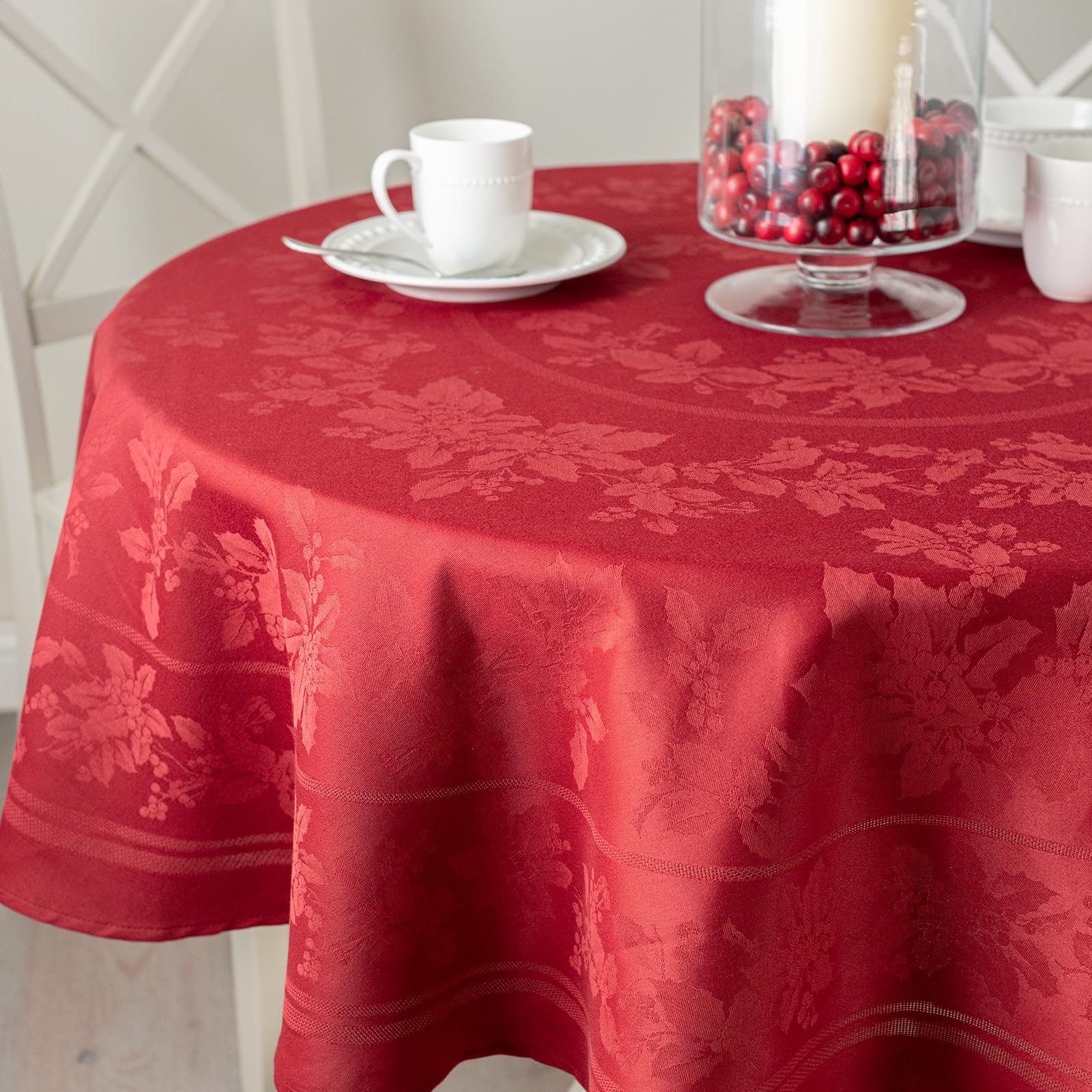 Benson Mills nappe face avant rouge foncé montrant élégance de table
