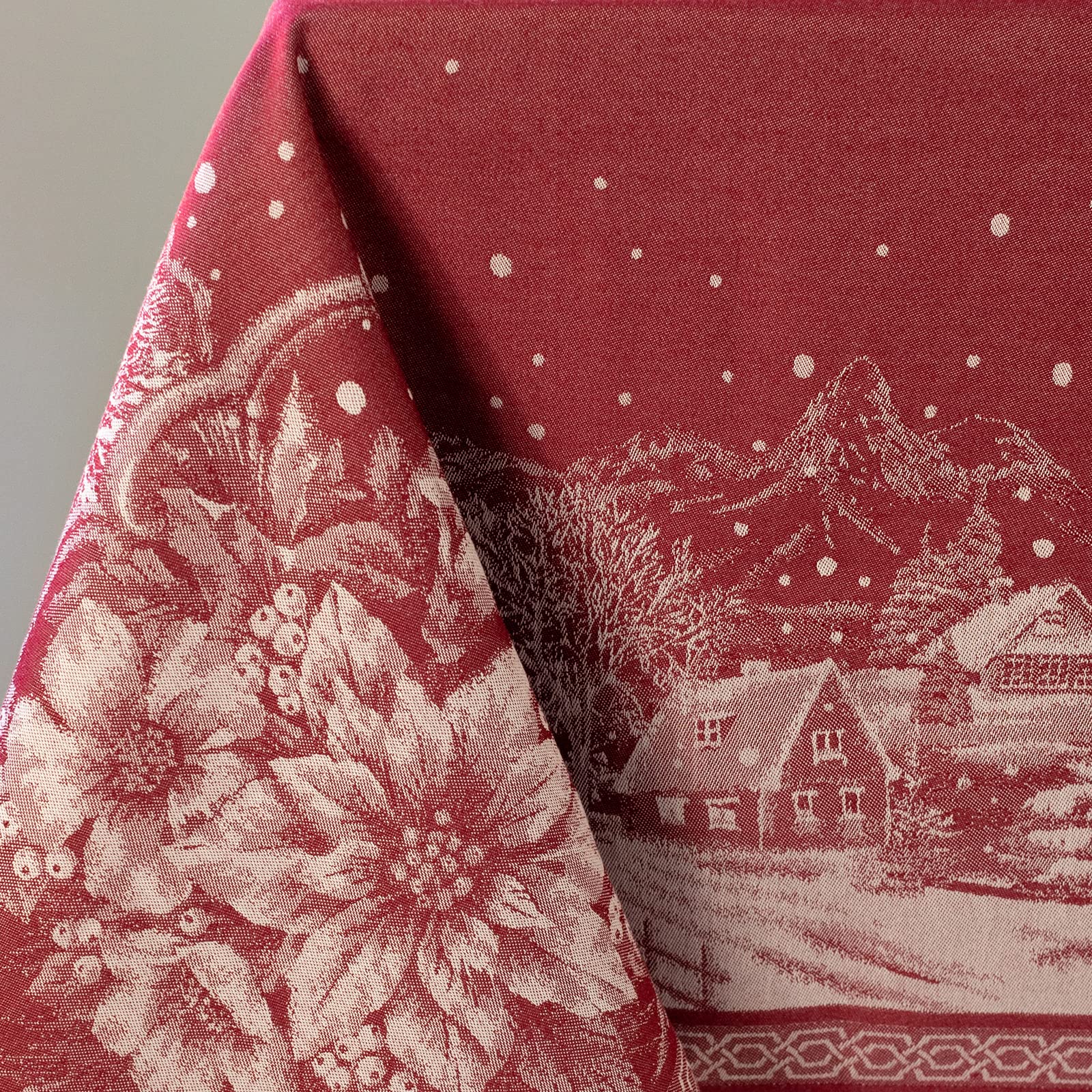 Benson Mills détail motif maison enneigée exprimant charme saisonnier raffiné