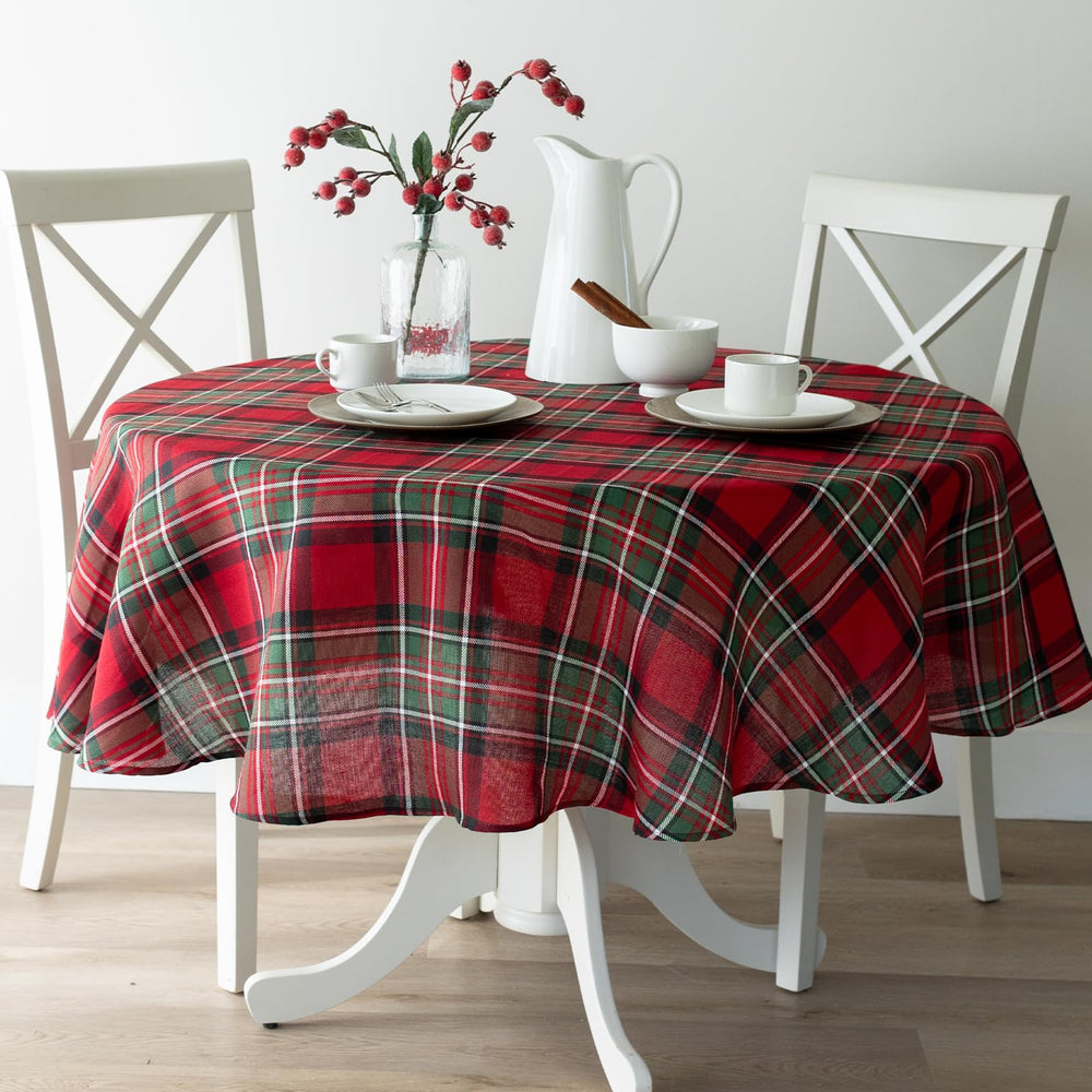 Benson Mills nappe plaid rouge vue de face créant une table chaleureuse