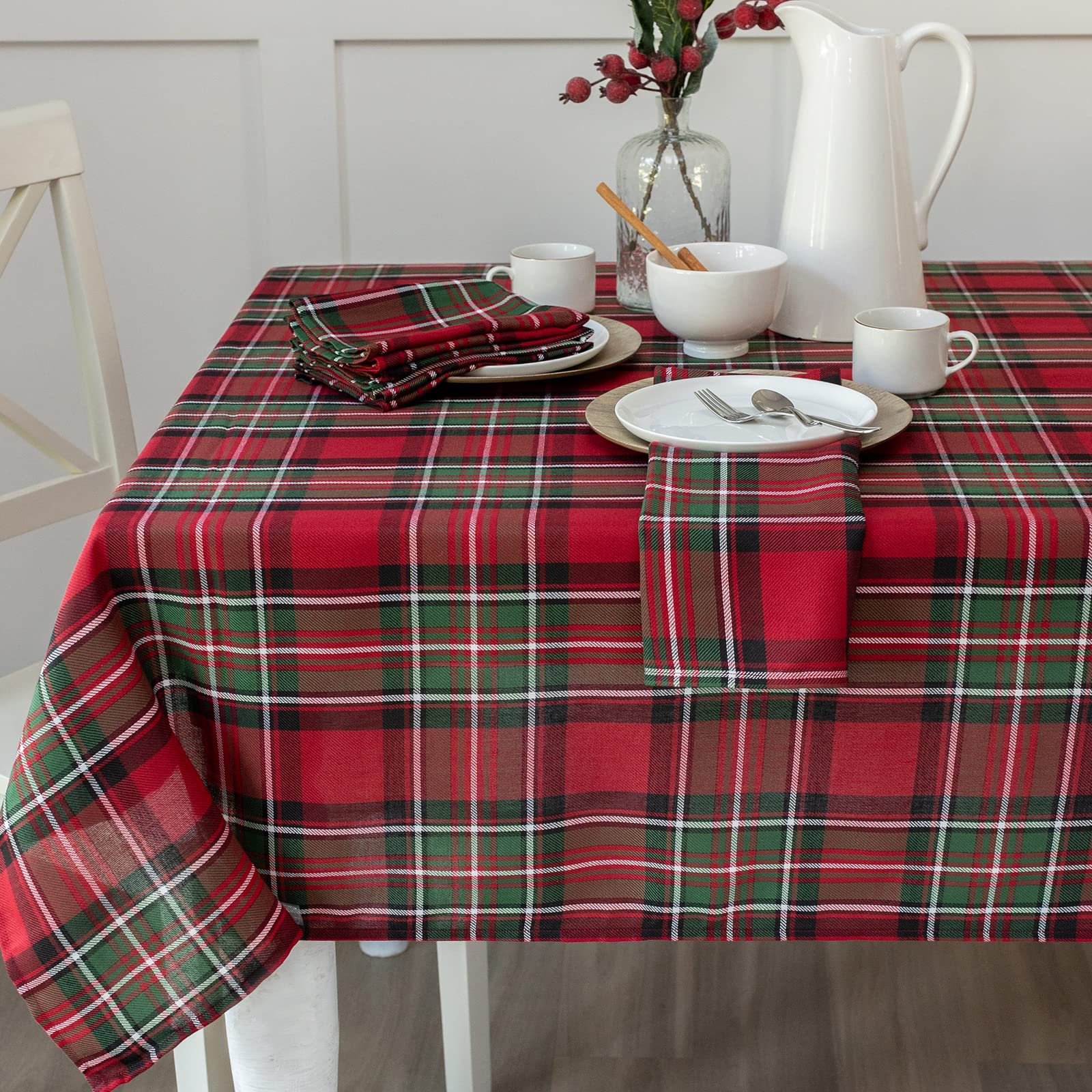 Benson Mills gros plan motif tartan rouge, apporte ambiance festive immédiate