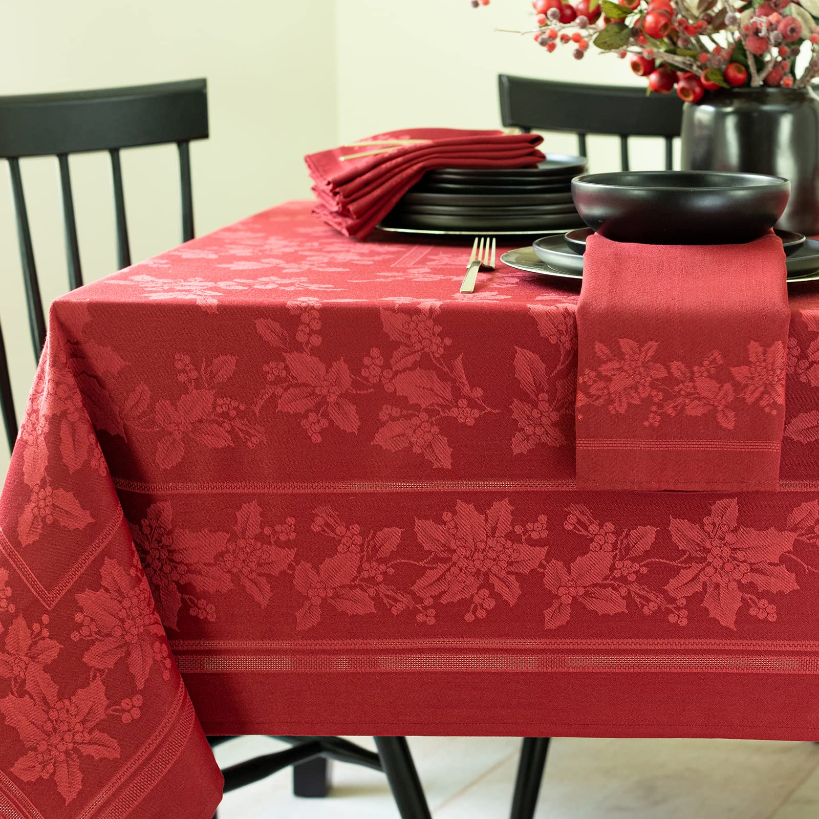 Benson Mills nappe rectangulaire rouge foncé montrant l'ensemble élégant et durable