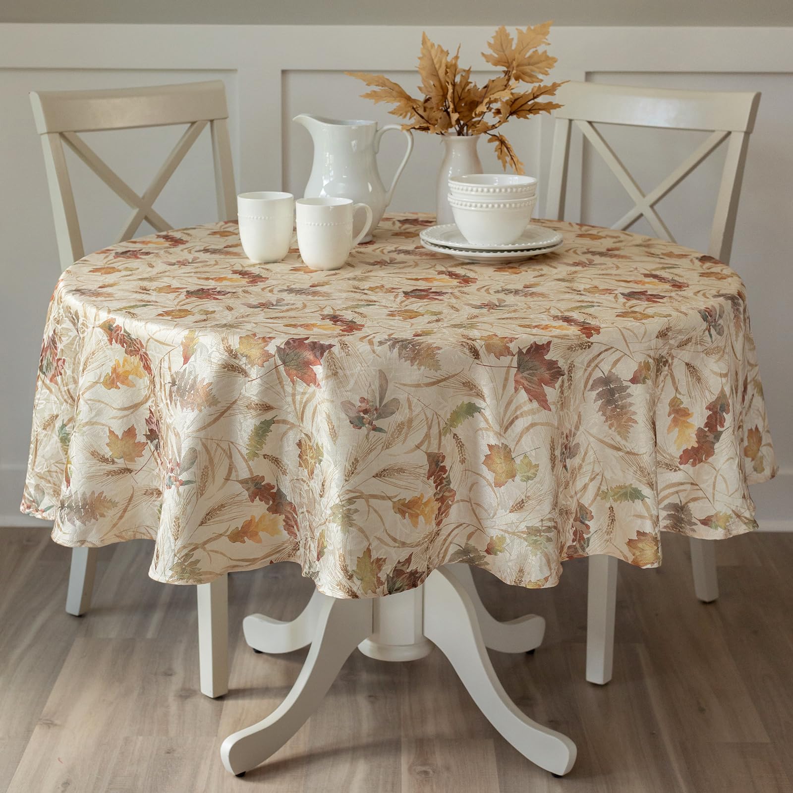 Benson Mills nappe ronde vue de face avec motif feuilles, élégance automnale instantanée