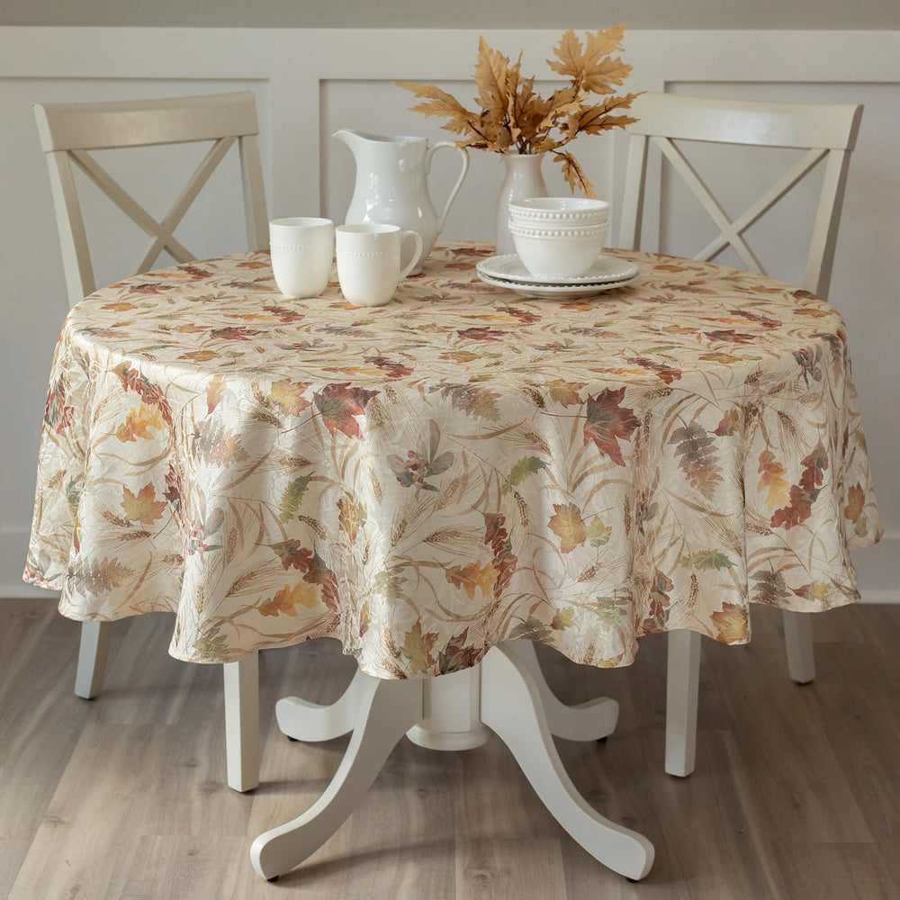 Benson Mills nappe ronde vue de face avec motif feuilles, élégance automnale instantanée
