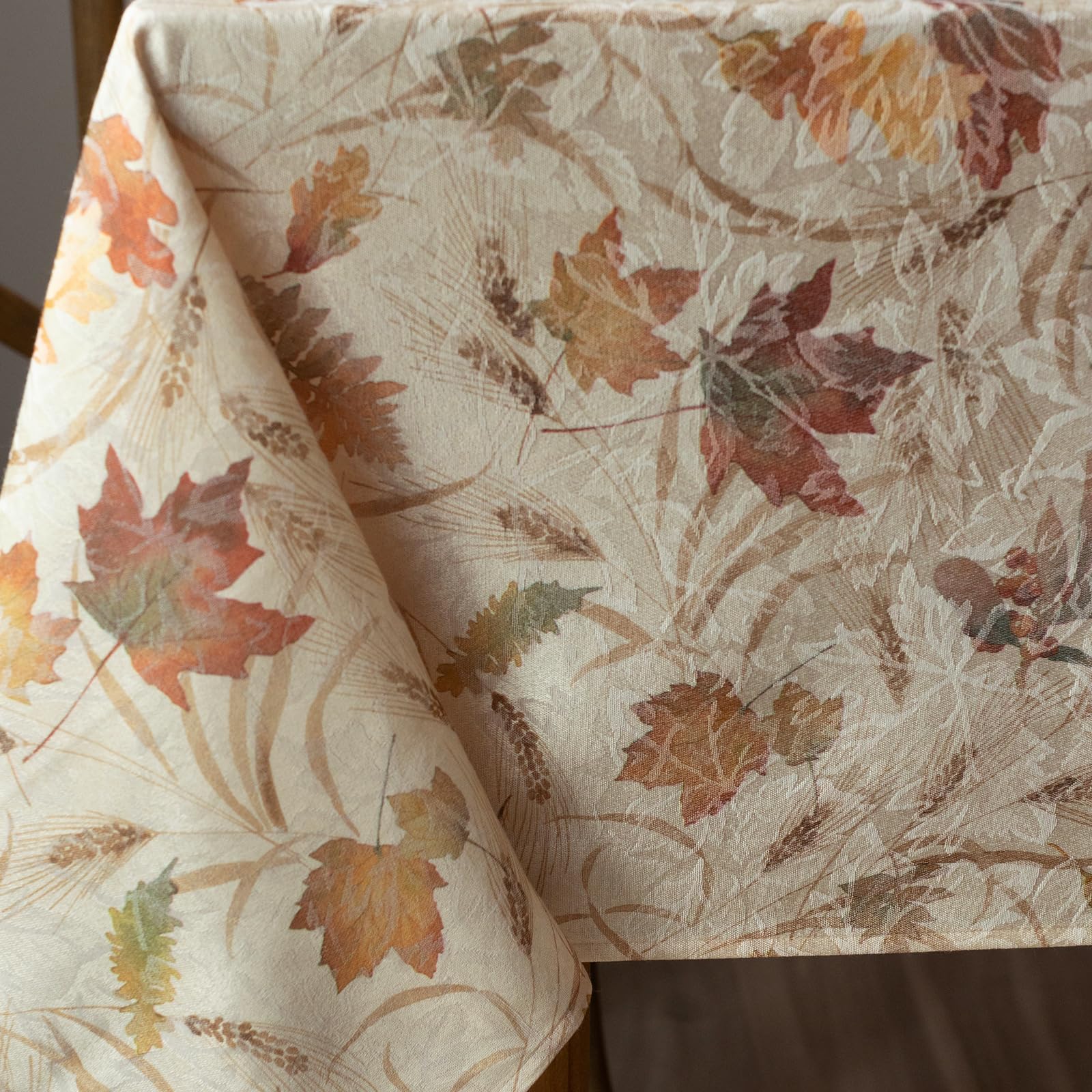 Benson Mills zoom sur le motif feuilles offrant profondeur visuelle et élégance