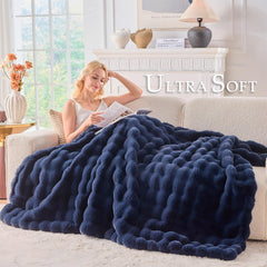 BENVWE plaid drapé sur canapé bleu marine, apporte chaleur décorative