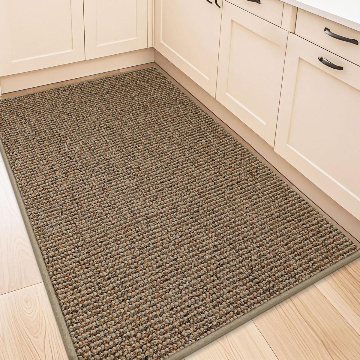 BEQHAUSE vue avant du tapis taupe montrant finition et protection