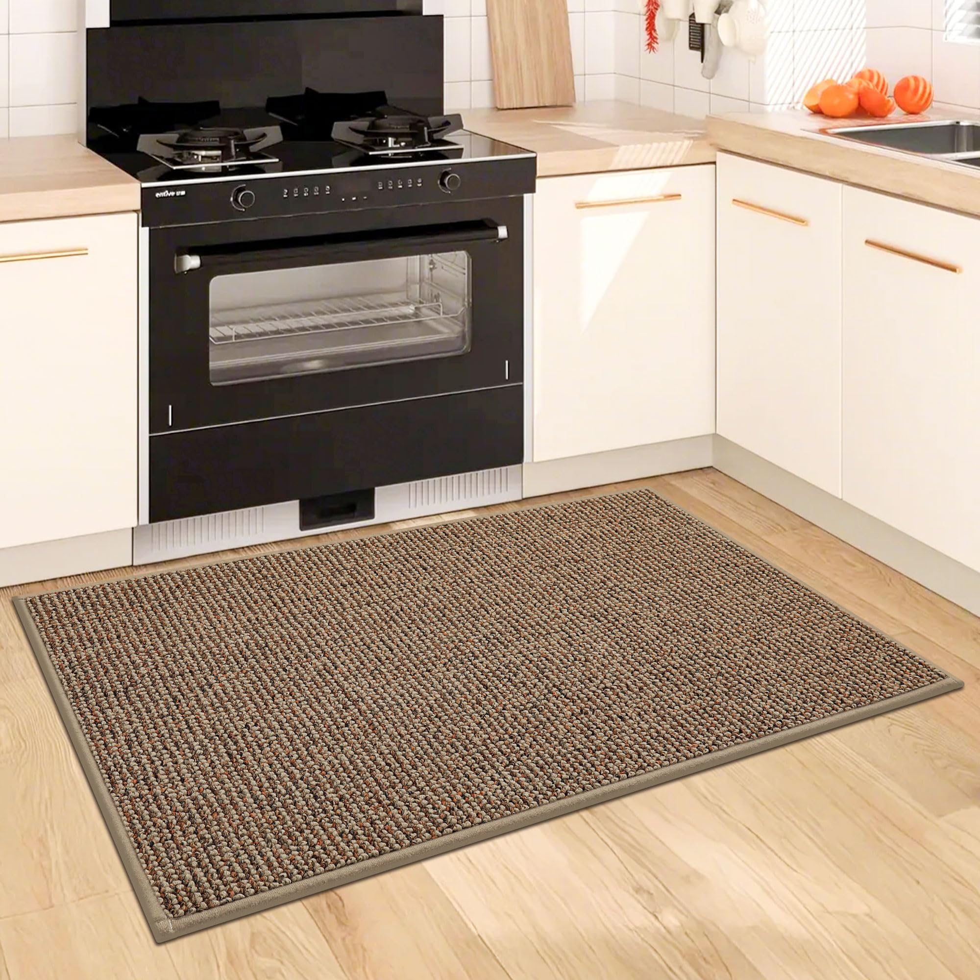 BEQHAUSE tapis taupe intégré à une cuisine moderne harmonieuse