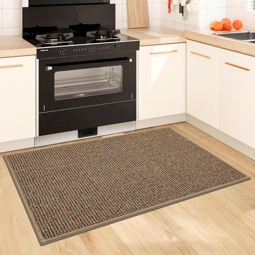 BEQHAUSE tapis taupe intégré à une cuisine moderne harmonieuse