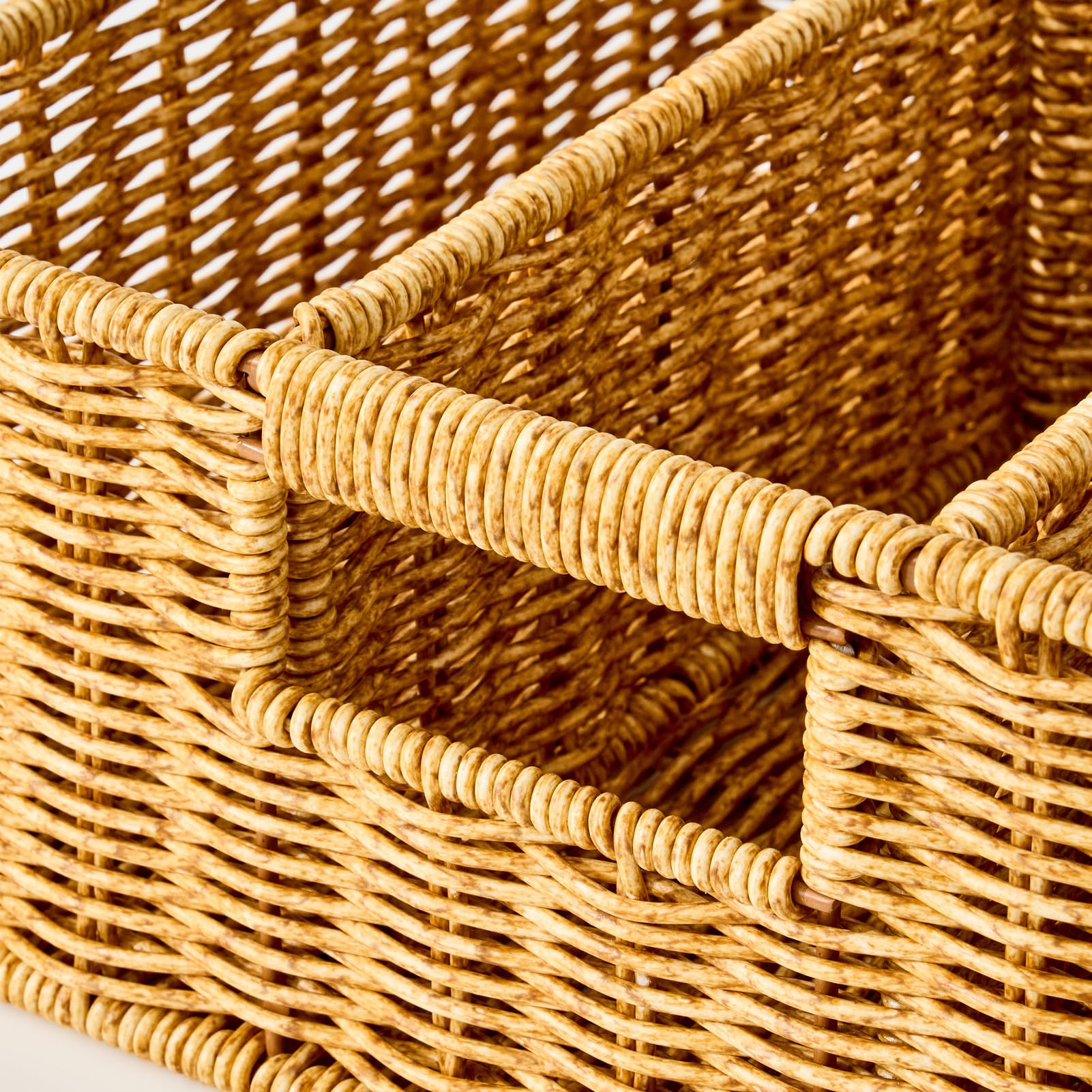 Berdeng présenté sur buffet design et rangement soigné pour invités