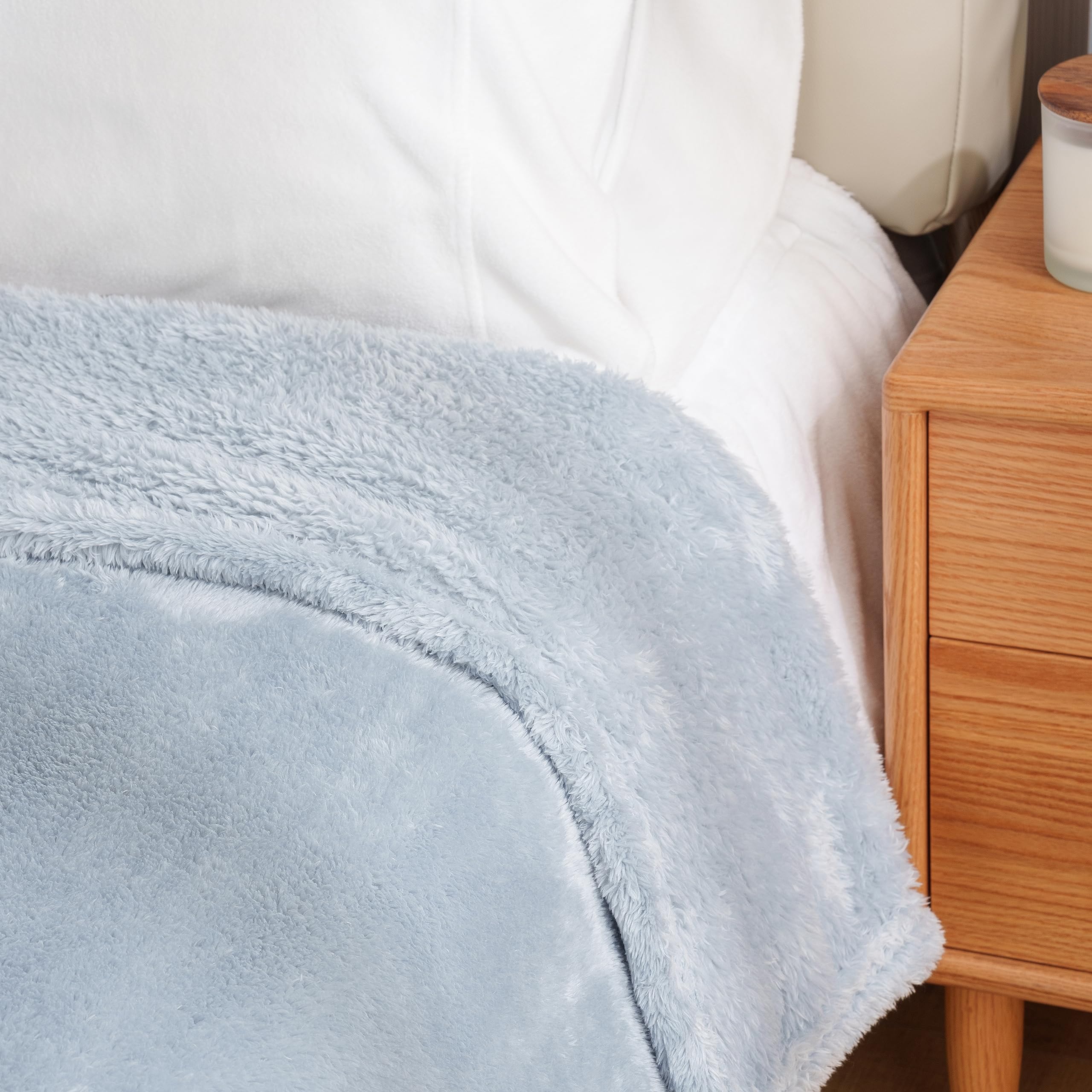 Berkshire Blanket comparaison taille avec coussin montrant dimensions 90x90 utiles