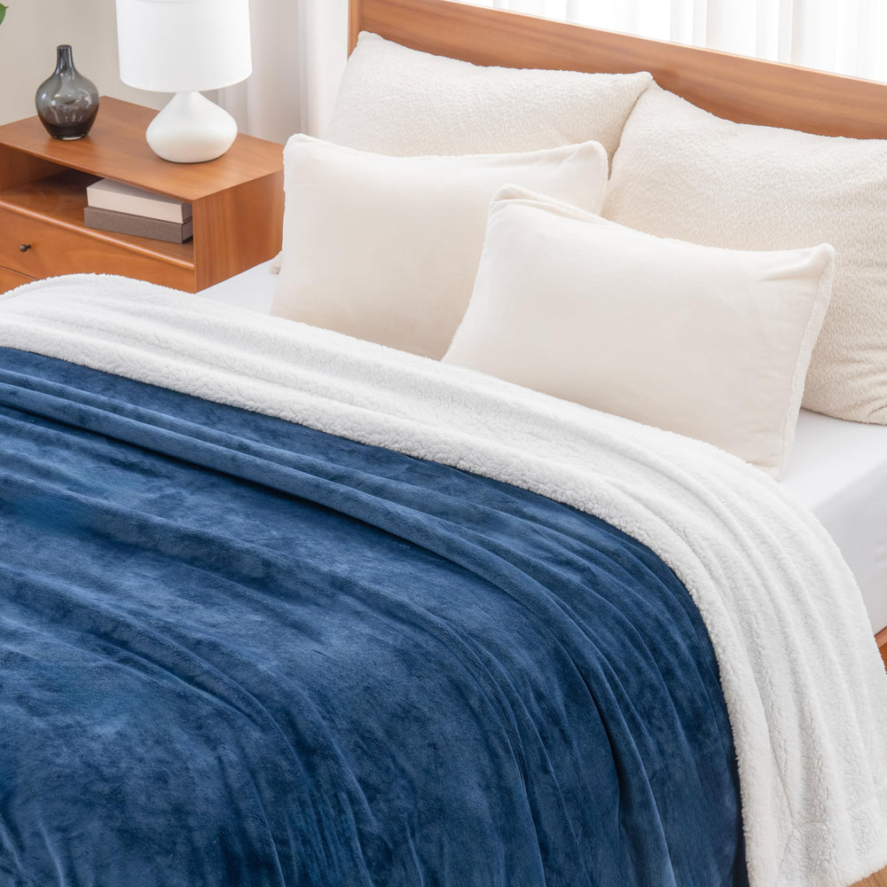 Berkshire Blanket face Sherpa gros plan offrant chaleur et isolation visible