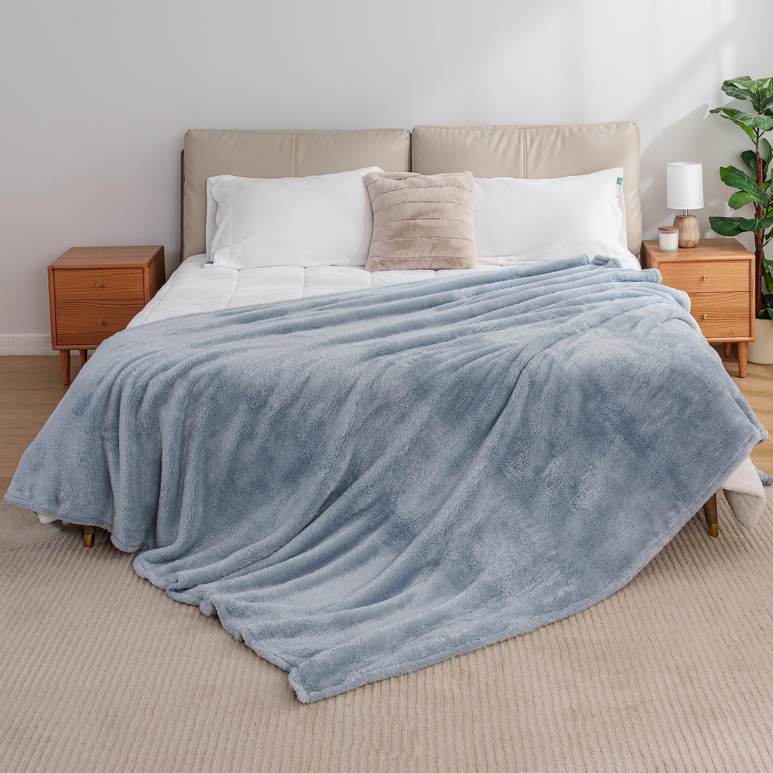 Berkshire Blanket couvrant lit queen montrant tombé généreux et style apaisant