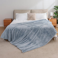 Berkshire Blanket couvrant lit queen montrant tombé généreux et style apaisant
