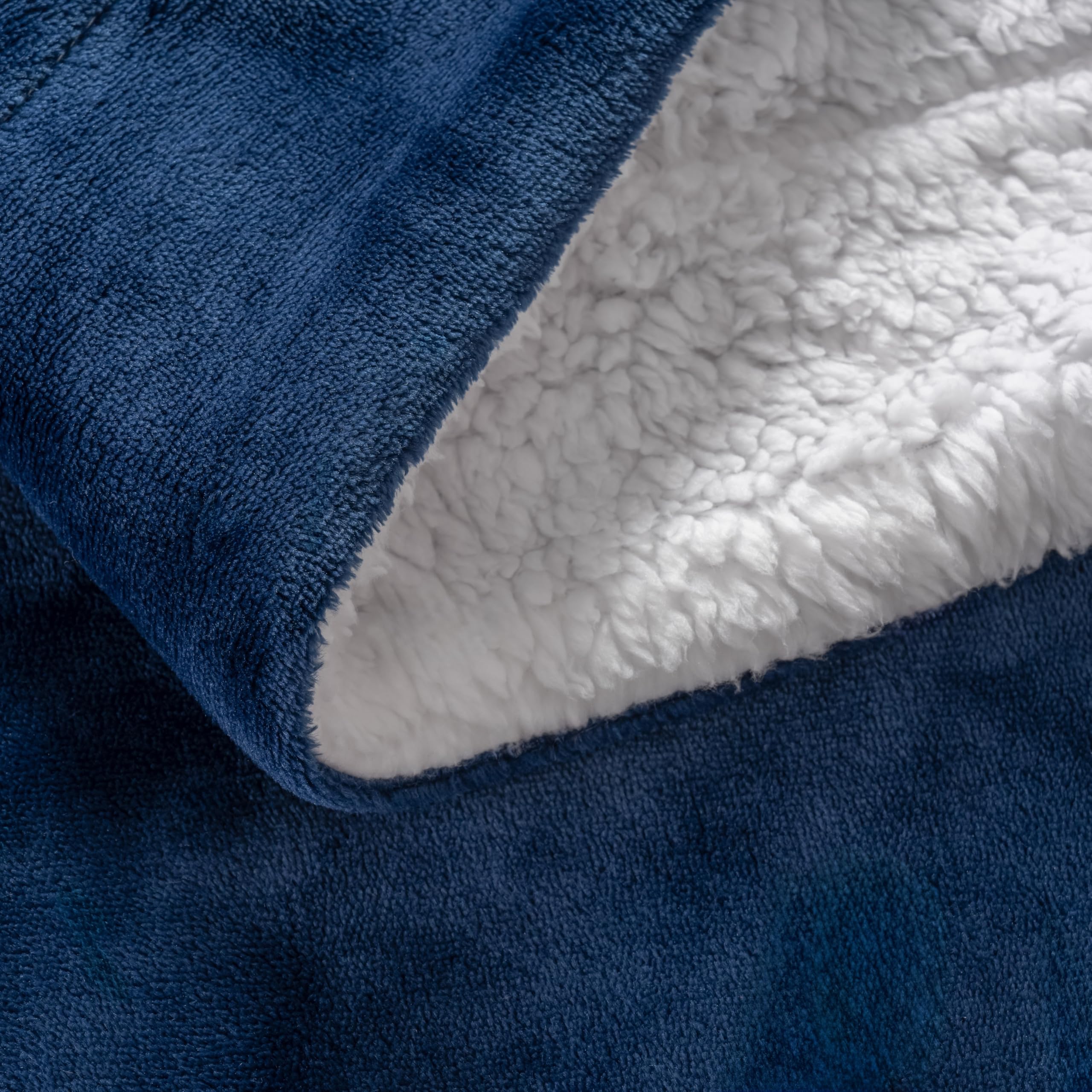Berkshire Blanket toucher main en gros plan, sensation soyeuse garantie