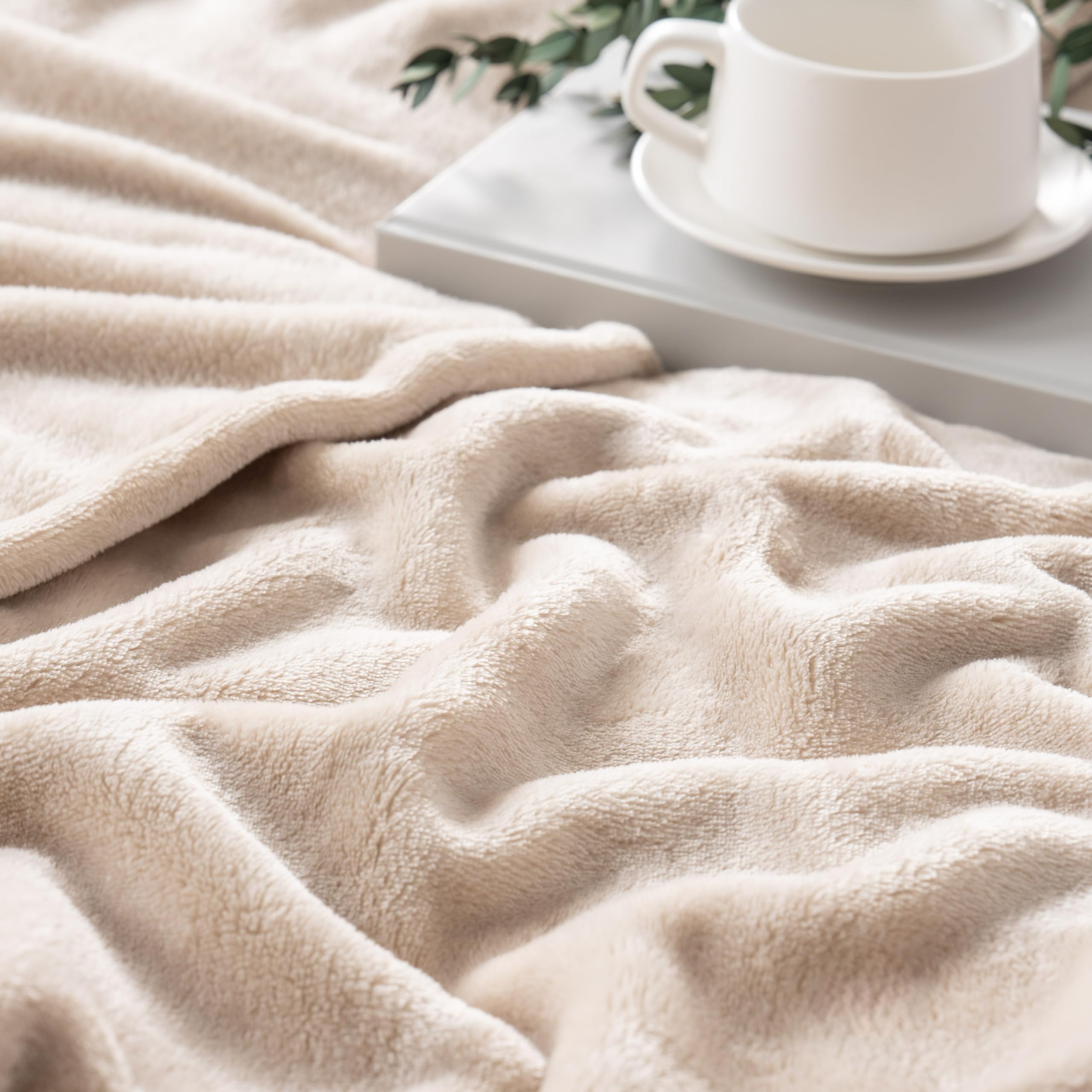 Berkshire Blanket posé sur canapé, style et confort pour salon