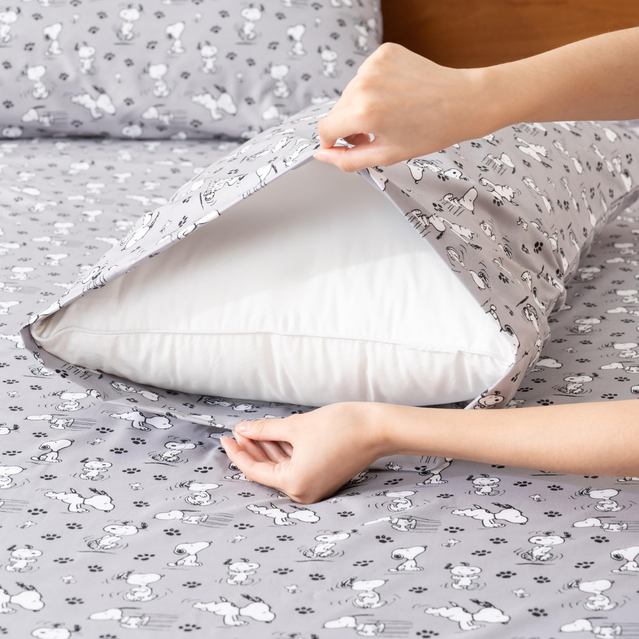 Berkshire Peanuts enfant dans lit avec Snoopy créant chambre ludique et cosy
