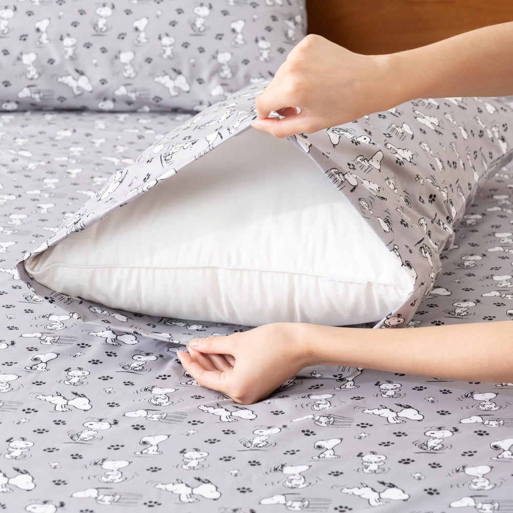 Berkshire Peanuts enfant dans lit avec Snoopy créant chambre ludique et cosy