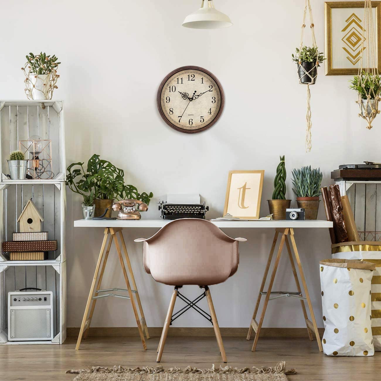 Bernhard Products horloge dans salon apporte ambiance chaleureuse