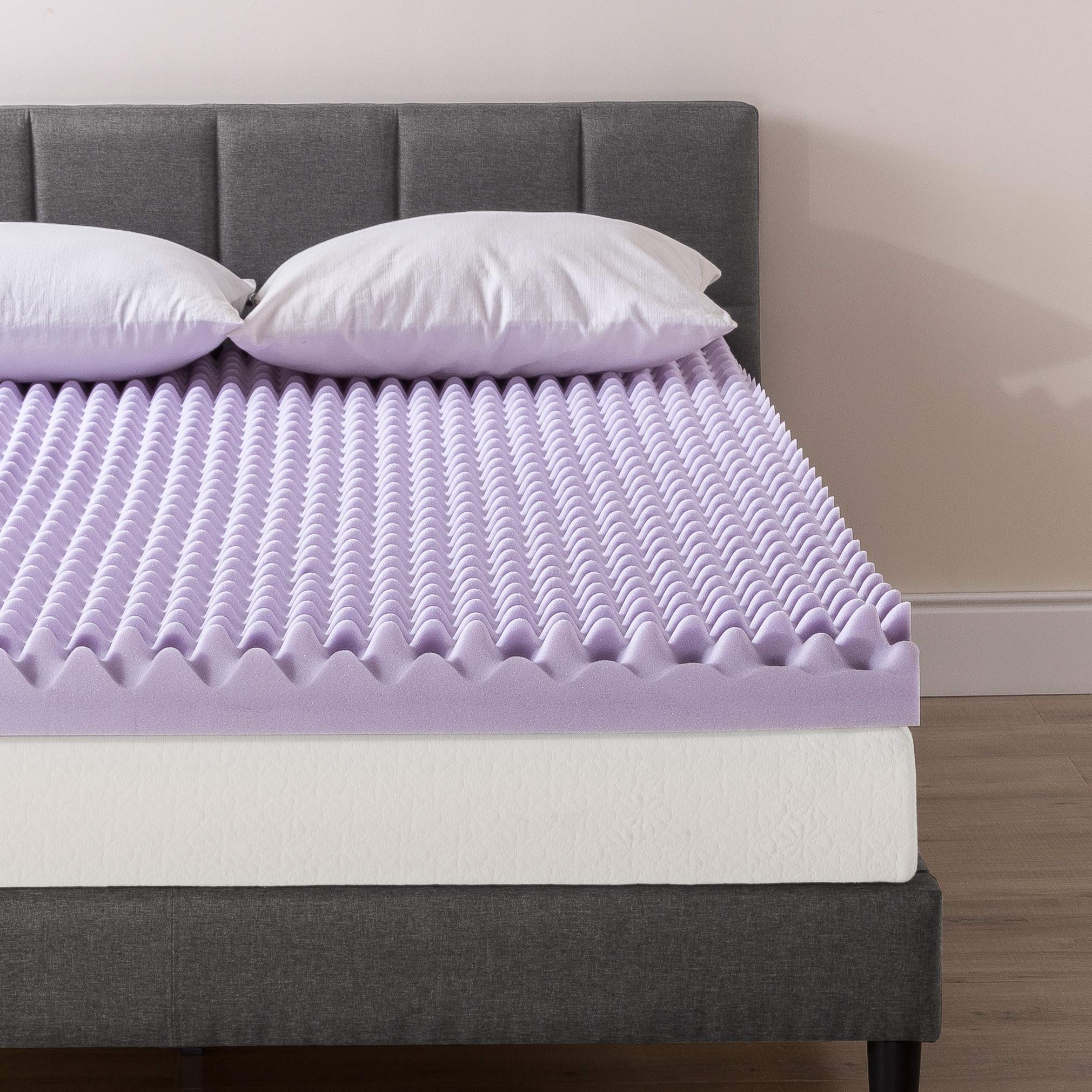 Best Price Mattress gros plan mousse infusée lavande illustrant atmosphère apaisante