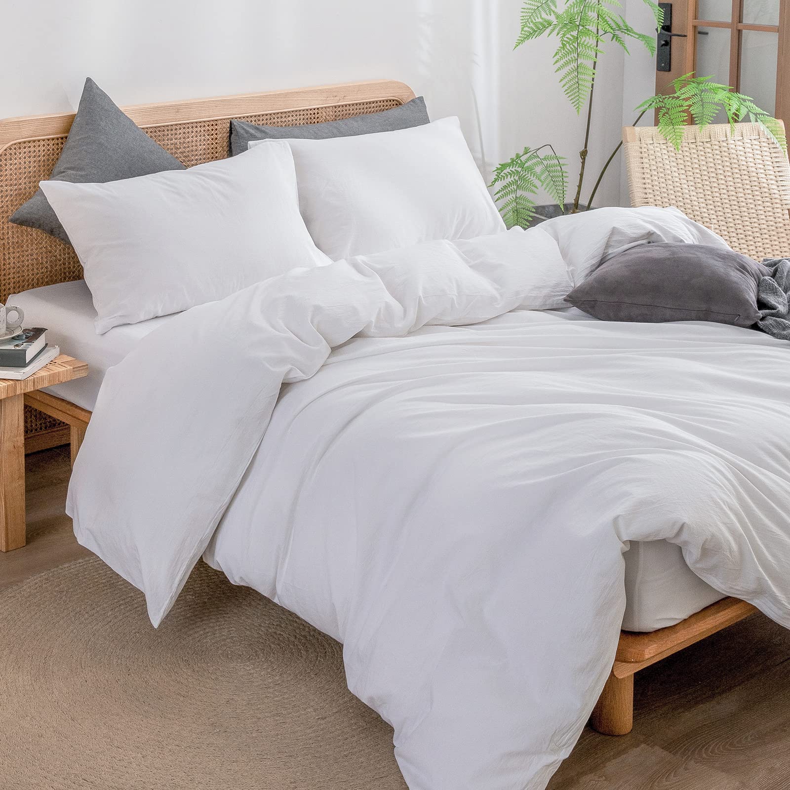 BESTOUCH ensemble posé sur lit montrant tombé et style épuré