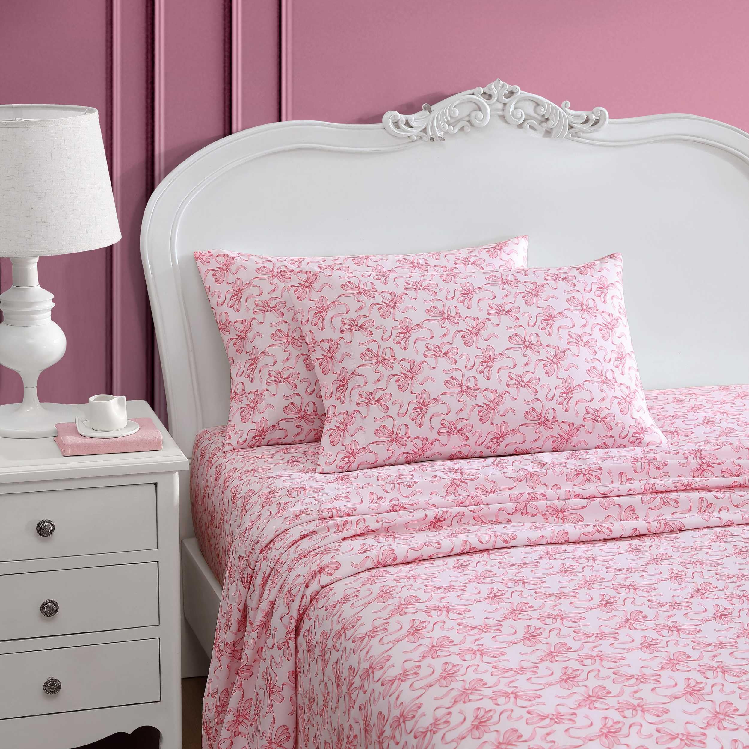 Betsey Johnson gros plan sur microfibre douce illustrant confort et toucher soyeux