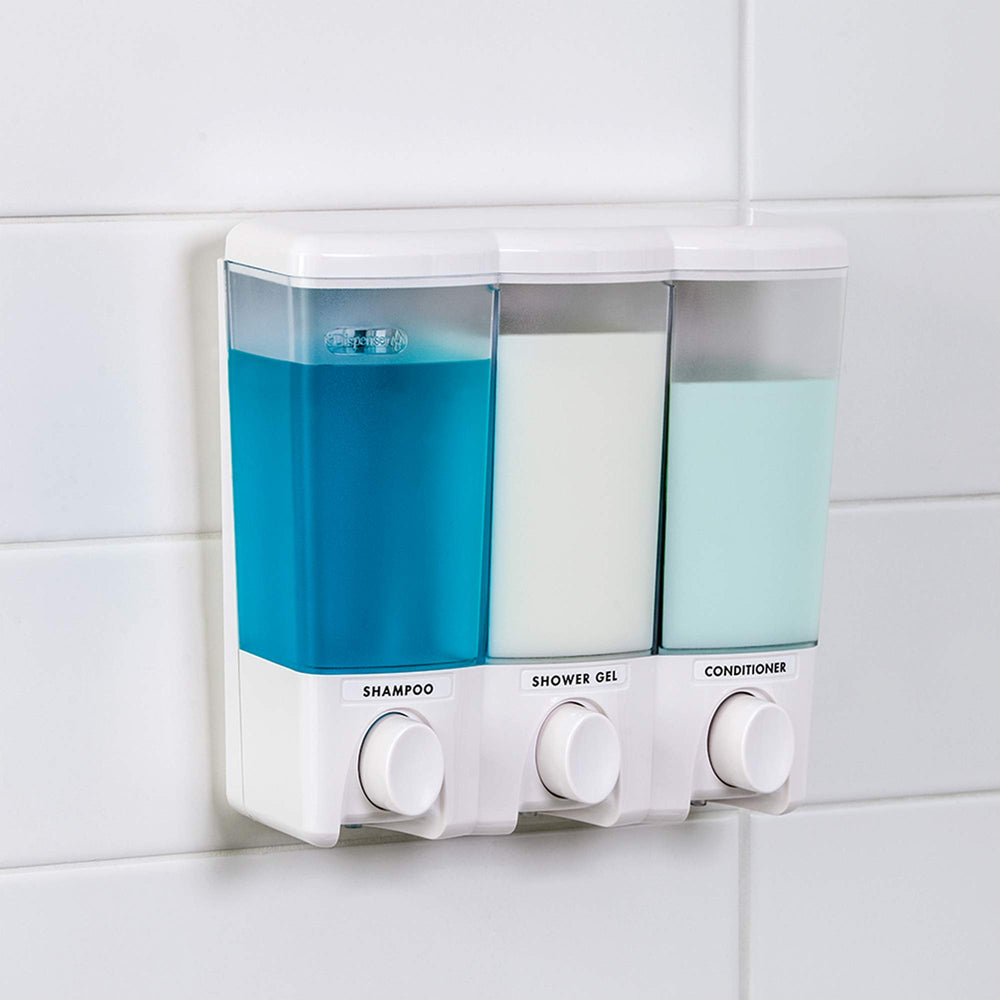 Better Living installé dans un angle de douche, gain d'espace visible