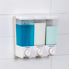 Better Living installé dans un angle de douche, gain d'espace visible