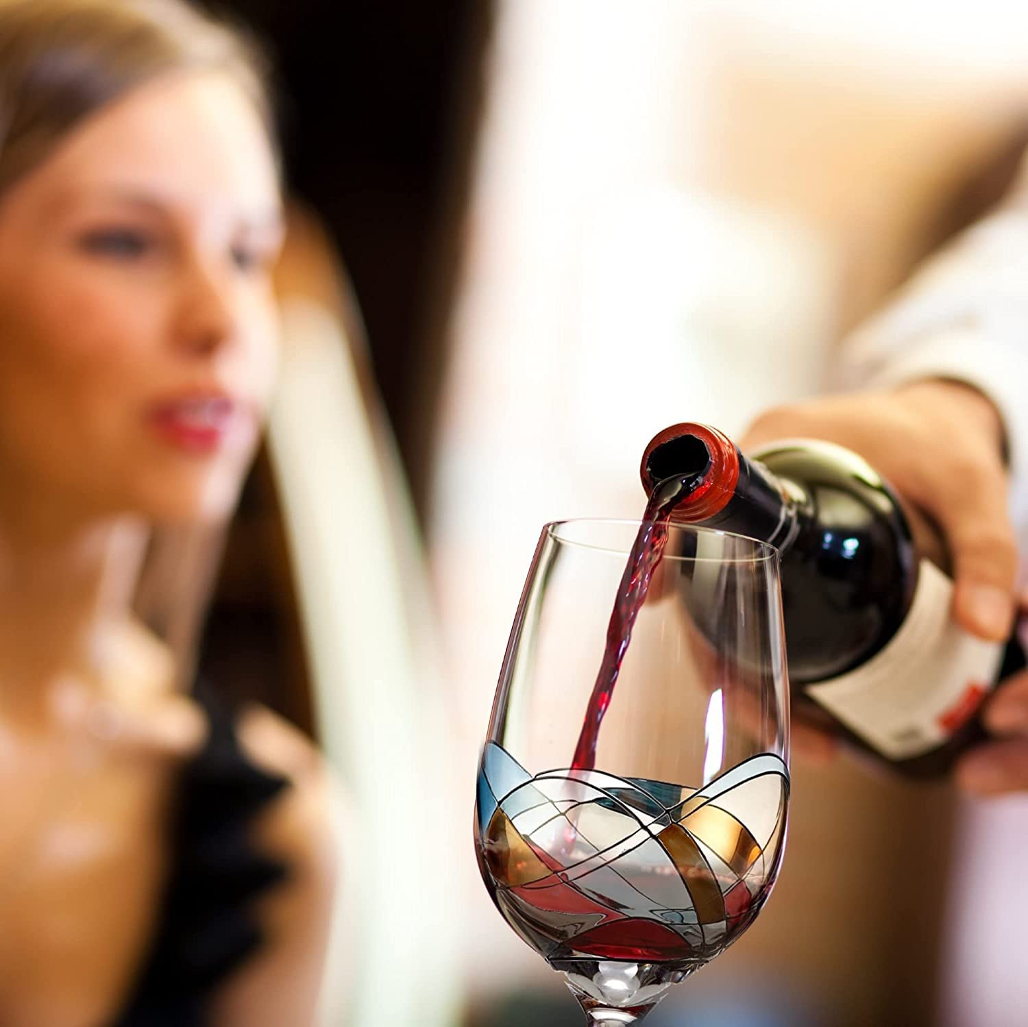 Bezrat verre en cours de service de vin rouge mettant en valeur couleur