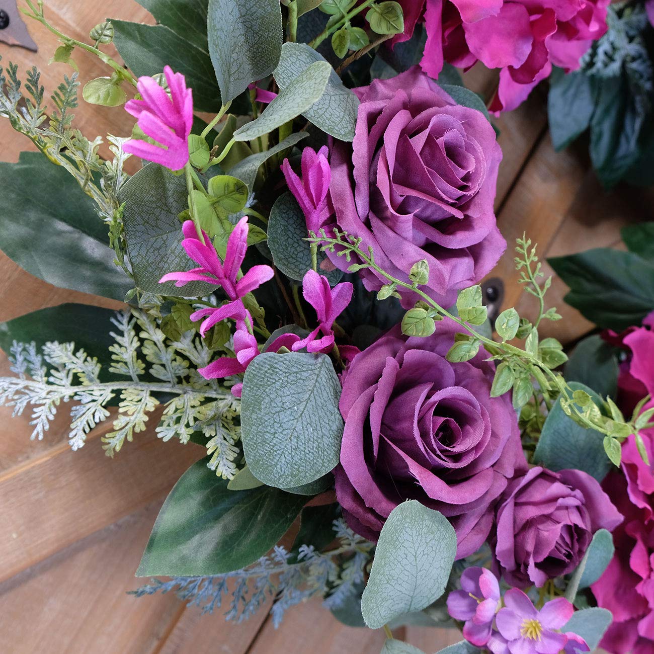 Bibelot couronne en décor de mariage apportant touche romantique