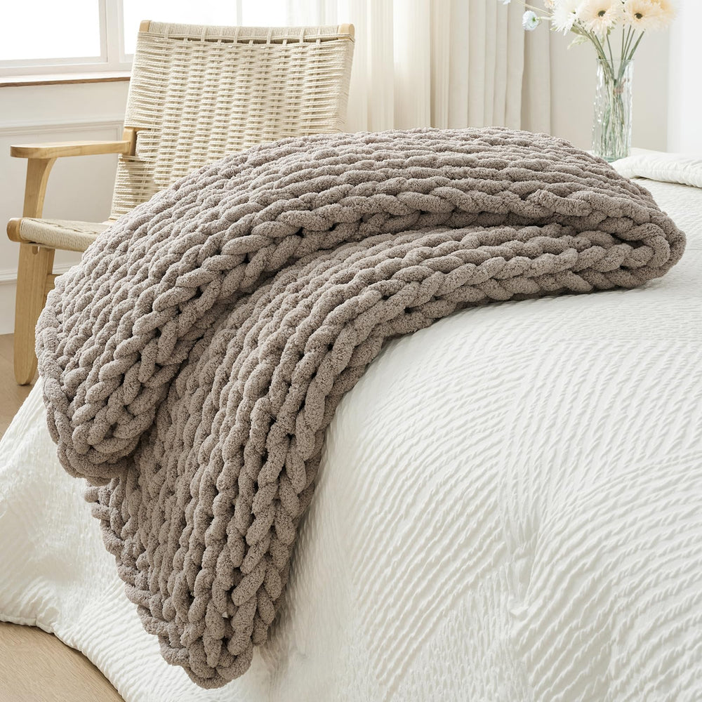 Bigacogo plaid taupe face entière posé sur canapé apporte douceur
