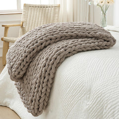 Bigacogo plaid taupe face entière posé sur canapé apporte douceur