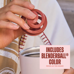 BlenderBottle tumbler en usage avec paille, boisson facile à siroter