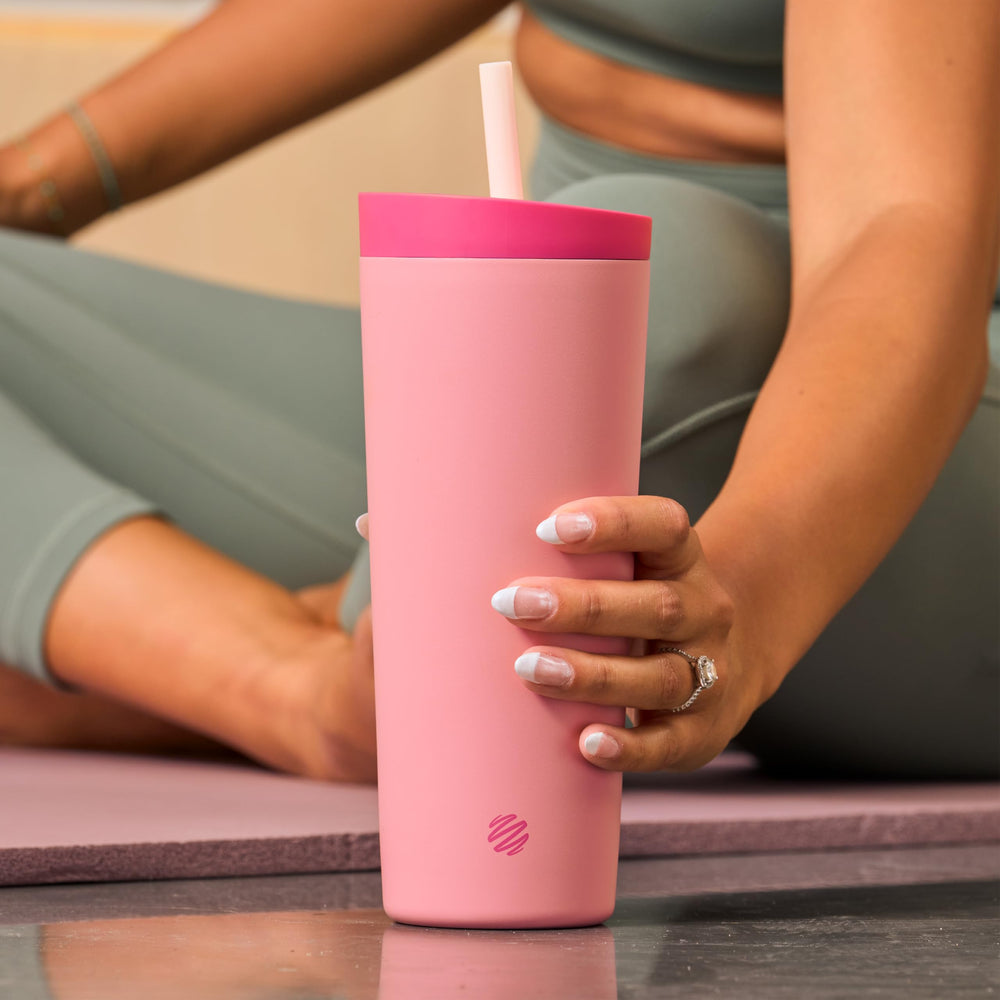 BlenderBottle comparaison taille dans un porte-gobelet de voiture, format 24oz pratique
