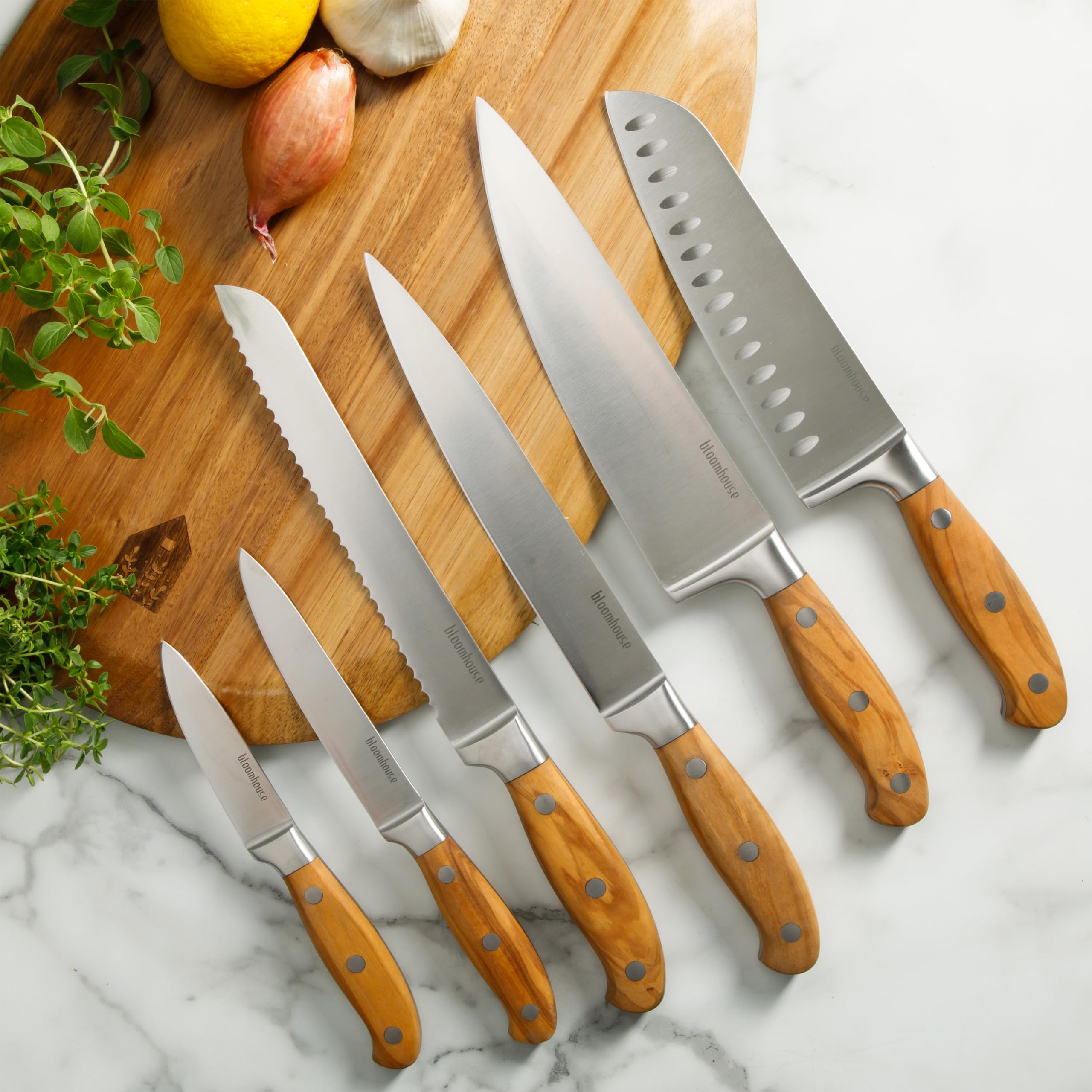 bloomhouse comparaison taille des couteaux à côté d'une main pour échelle