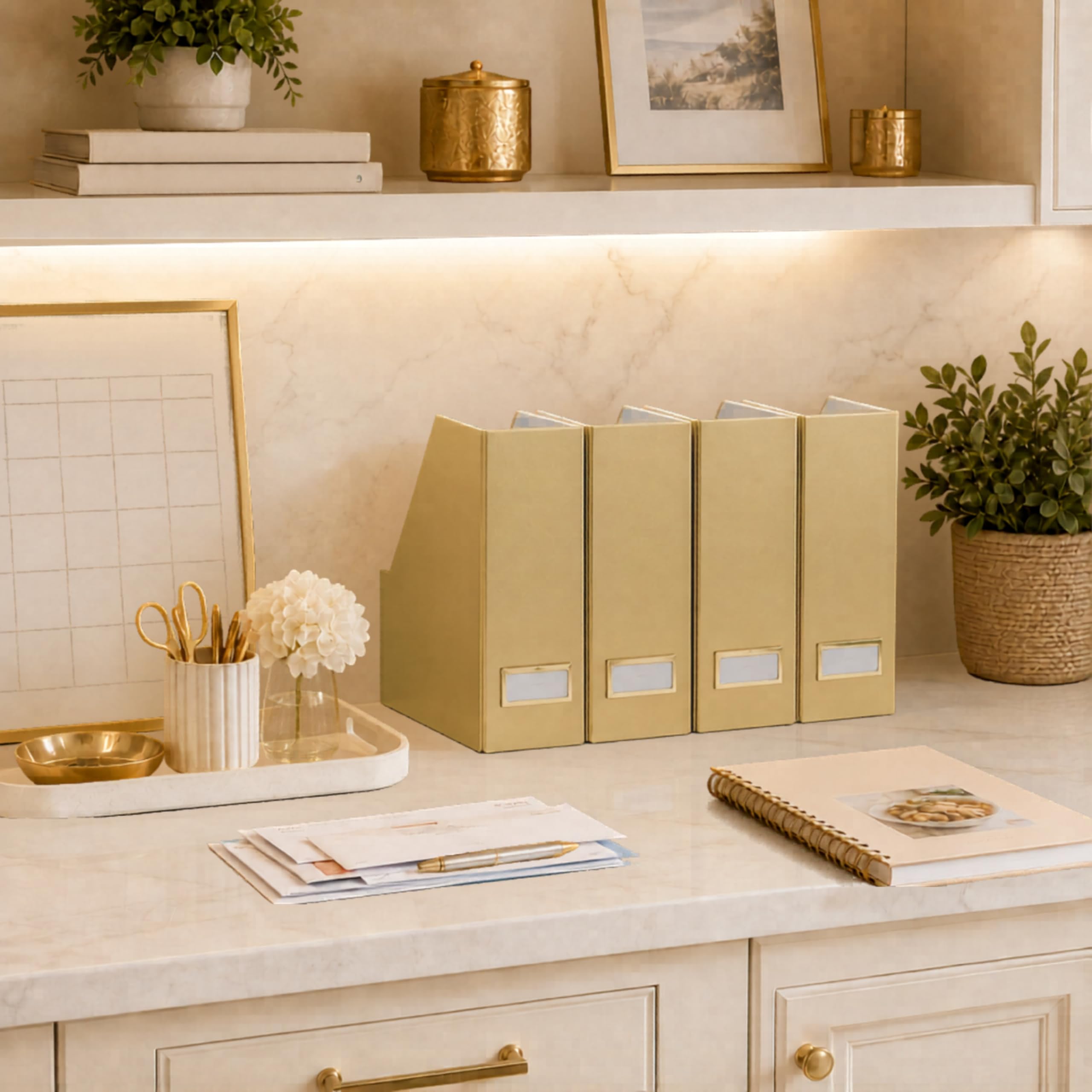 BLU MONACO porte-revues en usage sur bureau facilitant accès rapide