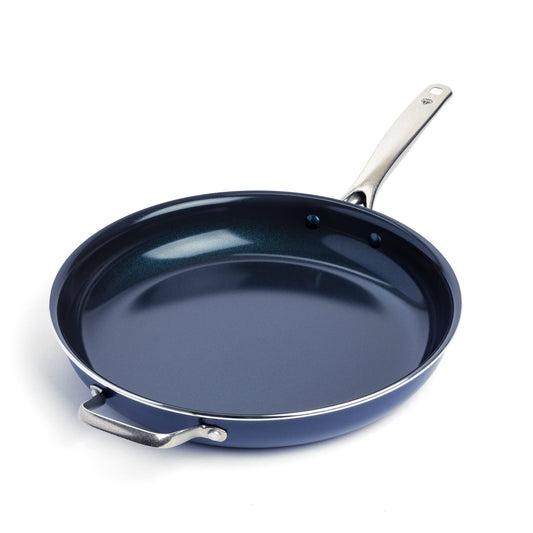 Blue Diamond vue de face de la poêle 14 pouces pour repas familiaux