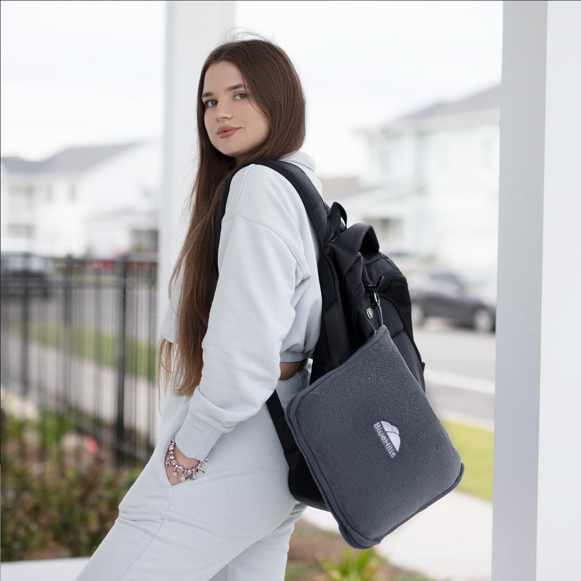 BlueHills main pliant la couverture dans la pochette pour rangement facile