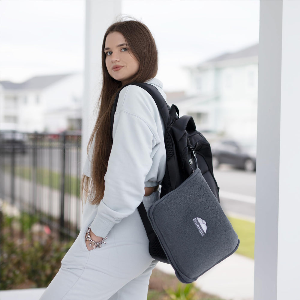 BlueHills main pliant la couverture dans la pochette pour rangement facile