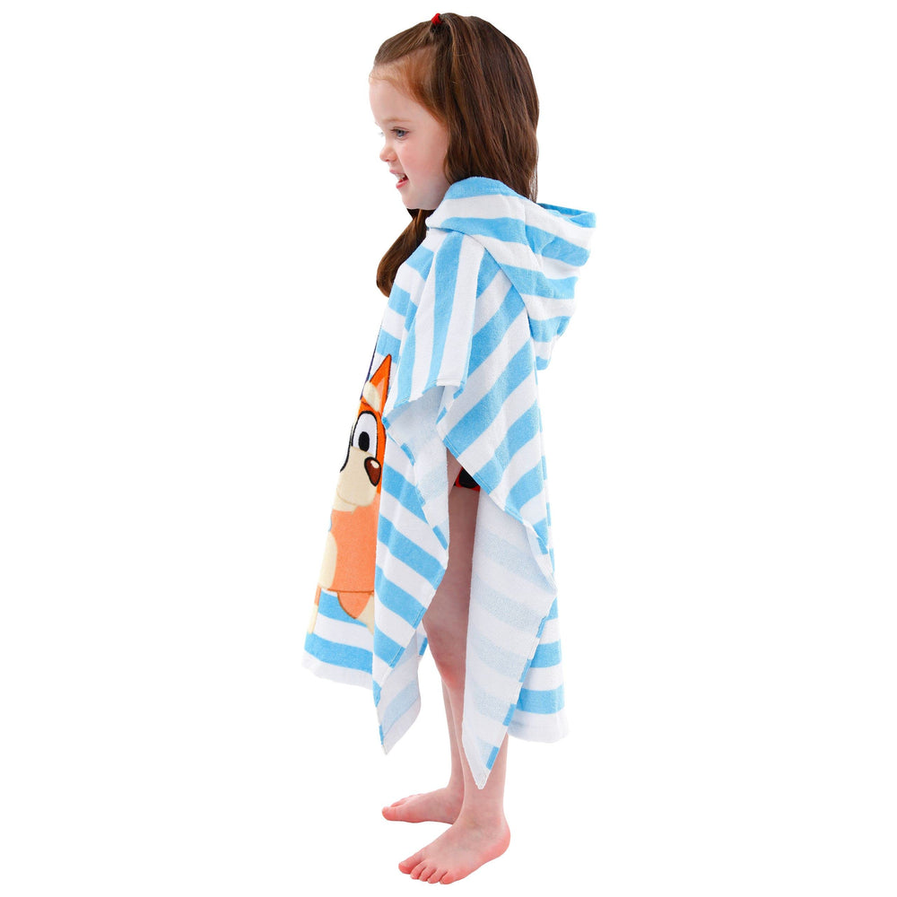 Enfant portant Bluey sur la plage pour chaleur immédiate