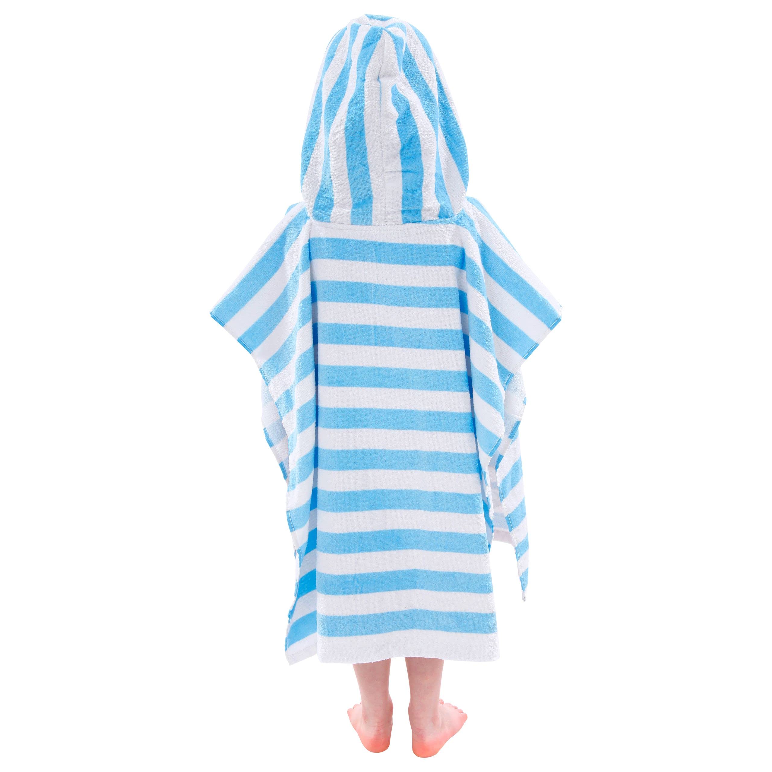 Enfant sortant de la piscine avec poncho Bluey absorbant