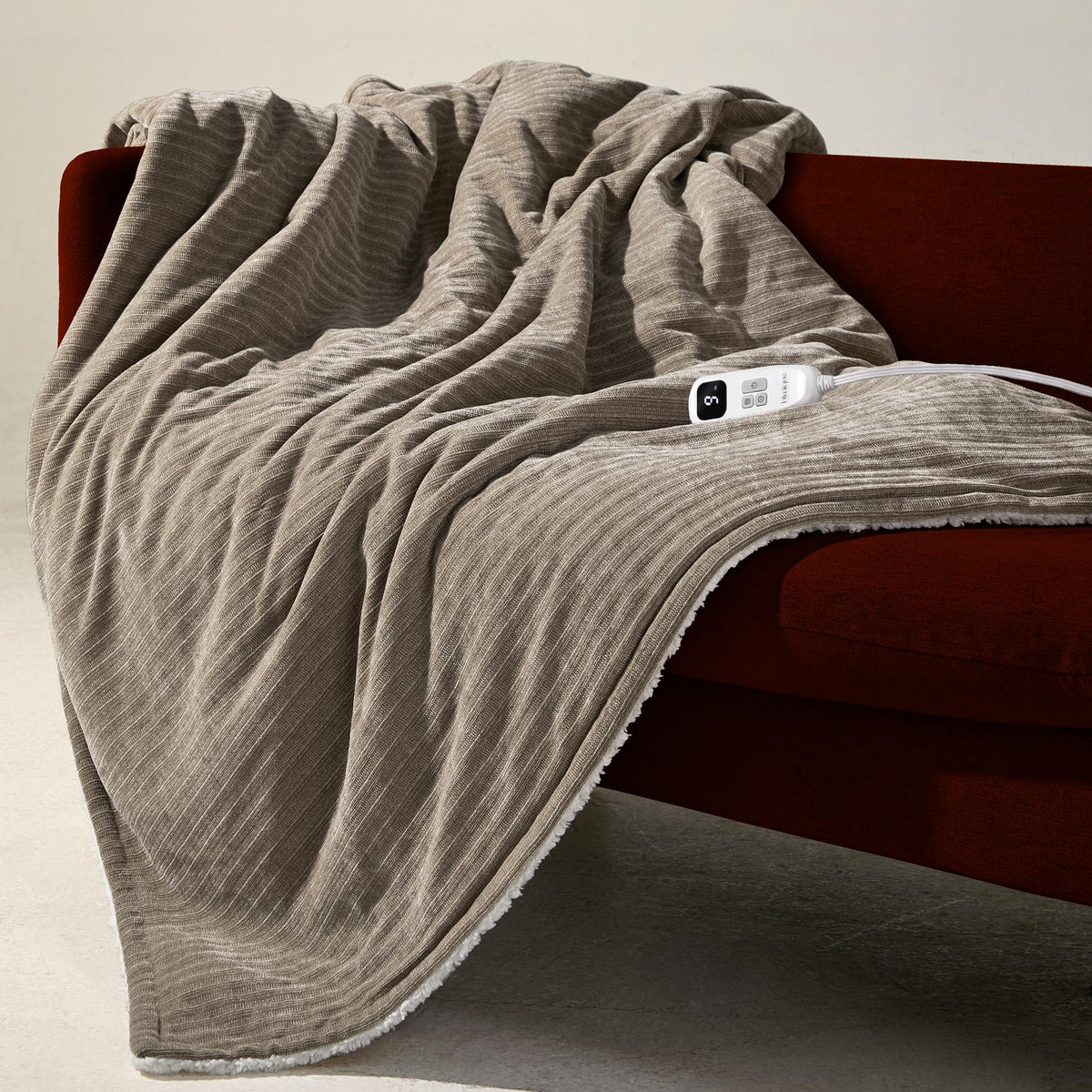 blunique vue avant du plaid chauffant montrant design khaki et bordure, confort immédiat