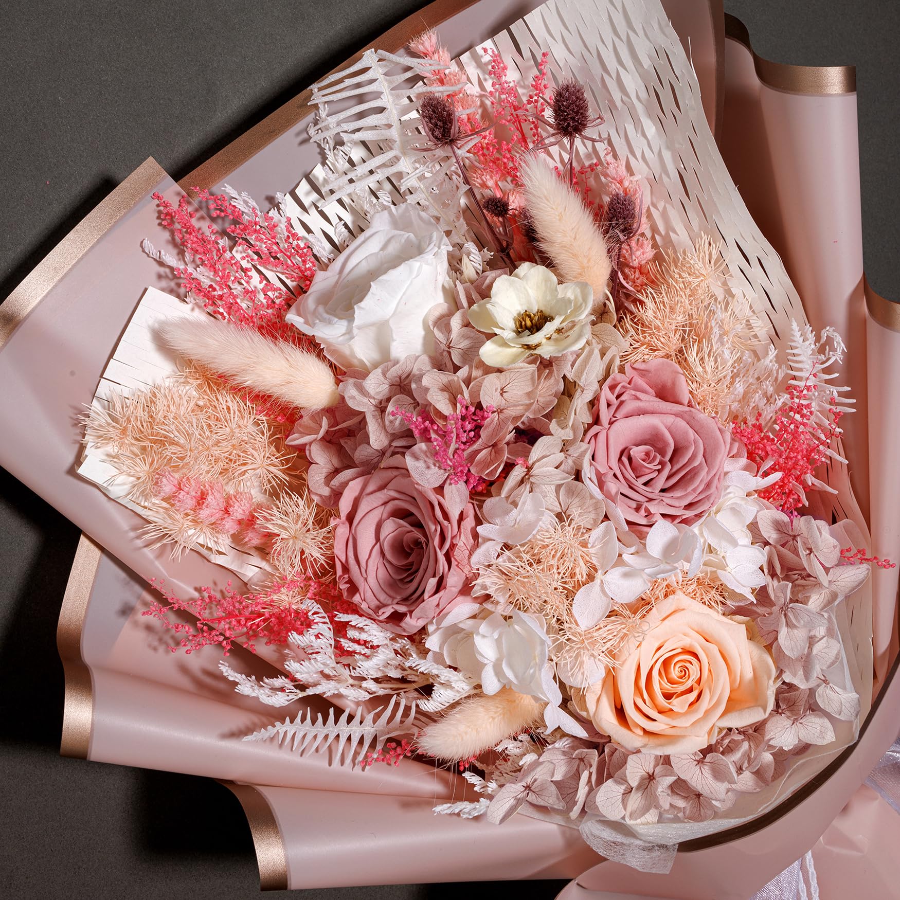 Bonsion bouquet en vase dans salon apportant charme sans entretien
