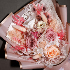 Bonsion bouquet en vase dans salon apportant charme sans entretien