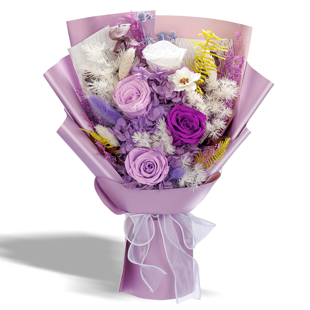 Bonsion bouquet violet clair présenté devant mur neutre, élégance durable